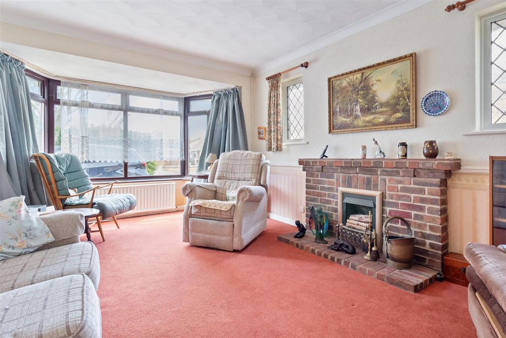 Property photo 2 of 17 8 Midhurst Close-011.Jpg