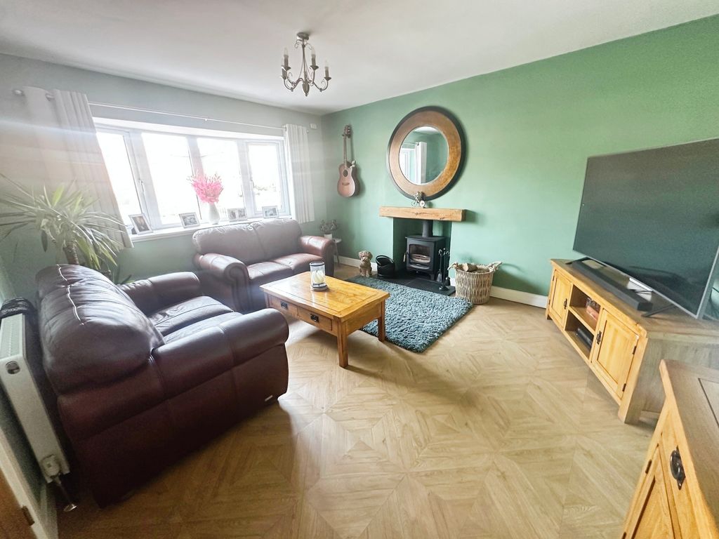 Property photo 3 of 16 Lounge