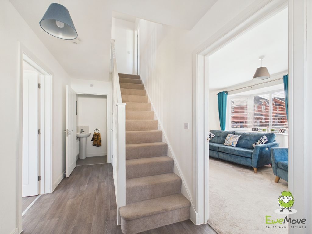 Property photo 3 of 17 Ewemove Estate Agents Basingstoke - Deanlands Road