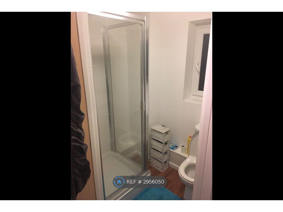 Property photo 3 of 17 Bathroom