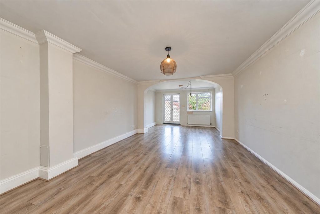 Property photo 2 of 37 11-Taylor-Close-2020.Jpg