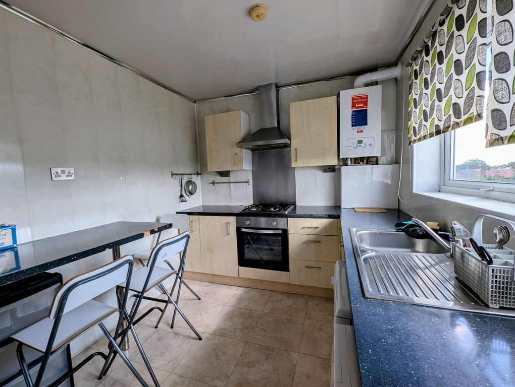 Property photo 2 of 11 Kitchen
