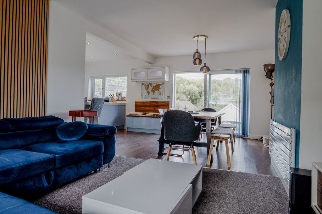 Property photo 3 of 28