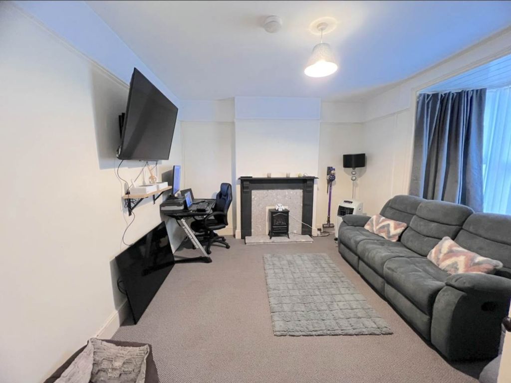 Property photo 2 of 10 Living Room
