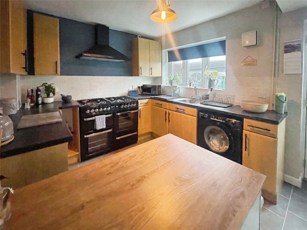 Property photo 3 of 16 Kitchen