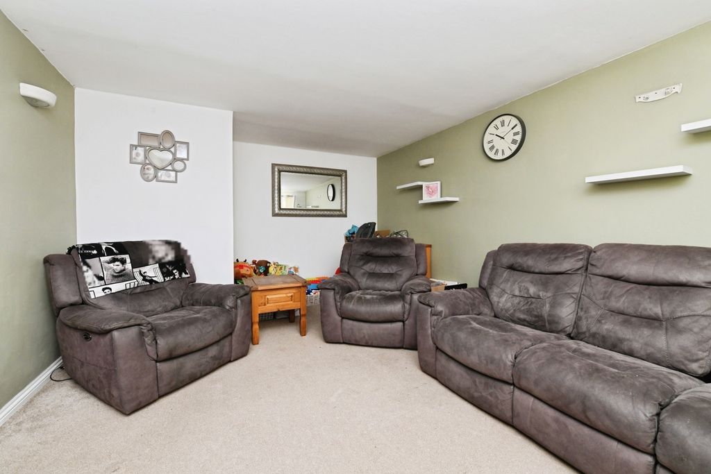 Property photo 2 of 17 Photo