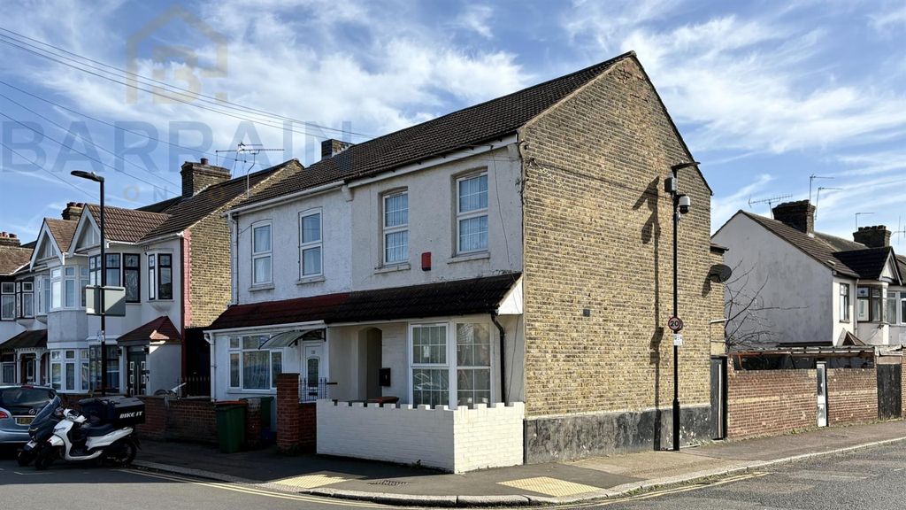 Property photo 2 of 11 Market Street For Rent By Barrain London Estate Agency