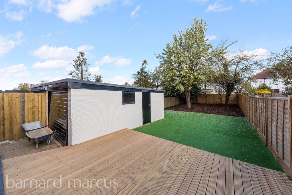 Property photo 2 of 8 Garden