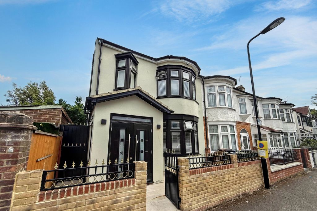 Property photo 1 of 1 122 Chesterfield Road, Leyton, London, E10 6En
