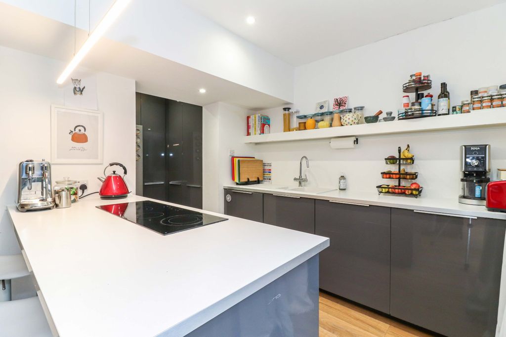 Property photo 3 of 16 Kitchen