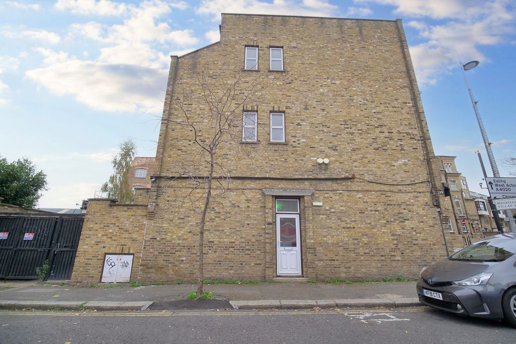 Property photo 2 of 12 23B High Street, Acton, London W3 6nd