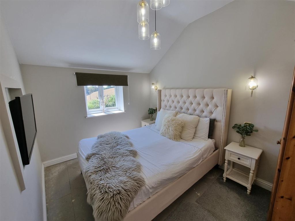 Property photo 3 of 18 Bed 1.Jpg