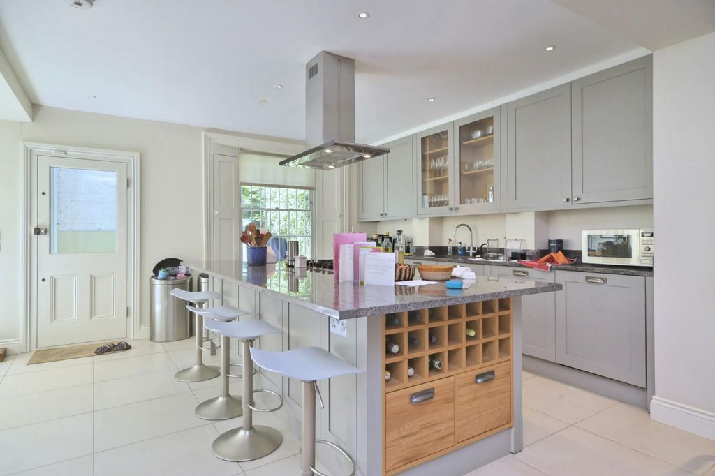 Property photo 2 of 11 1