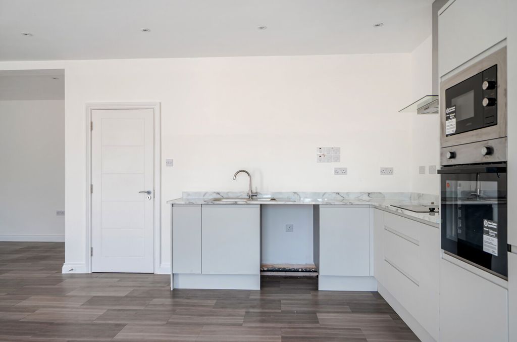 Property photo 2 of 18 24-6A7c7c775B5Ab-...