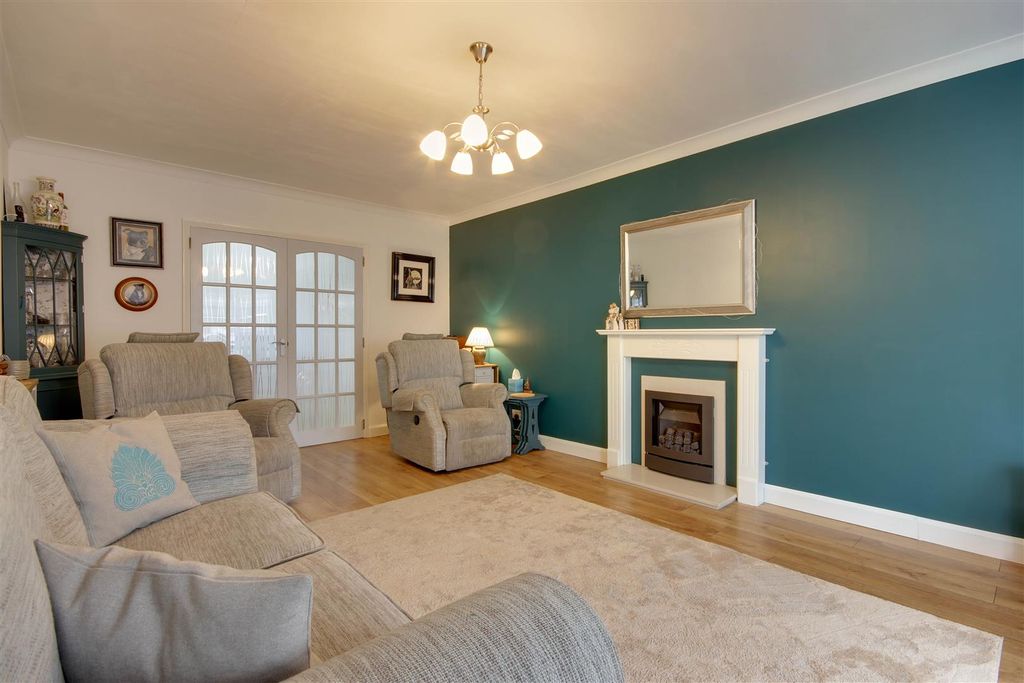 Property photo 2 of 21 Lounge