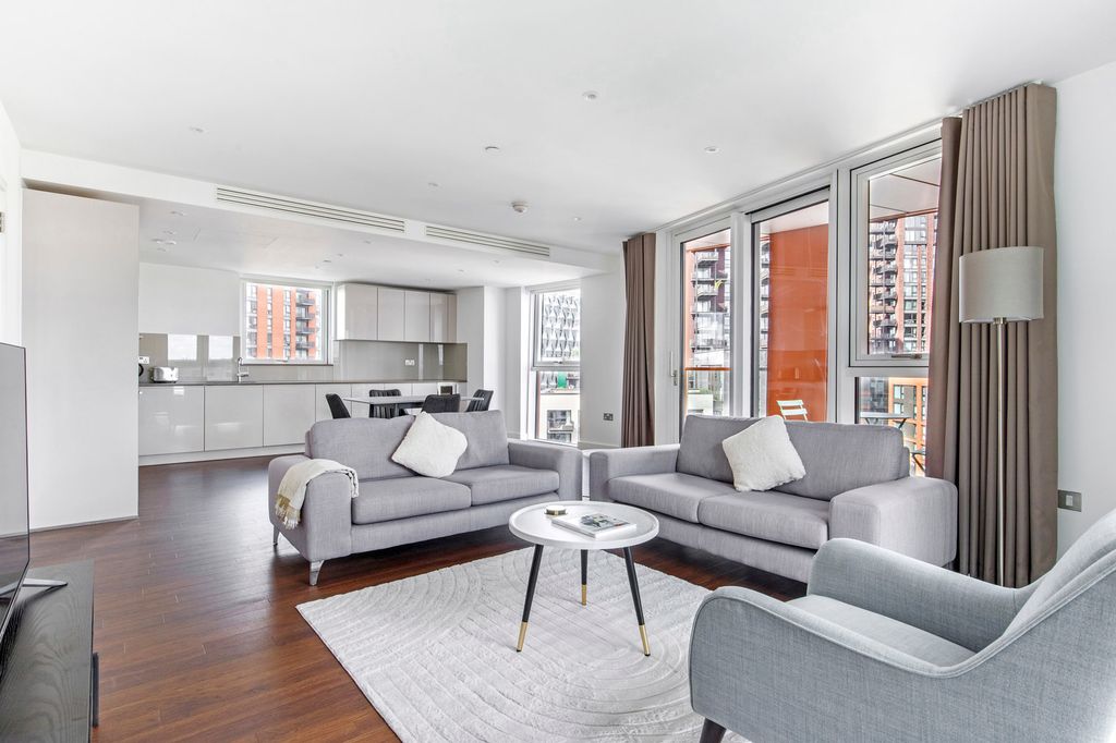 Property photo 1 of 44 Living Room