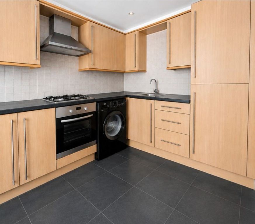 Property photo 1 of 9 2 Bed Flat To Rent Autumn Close, Enfield En1