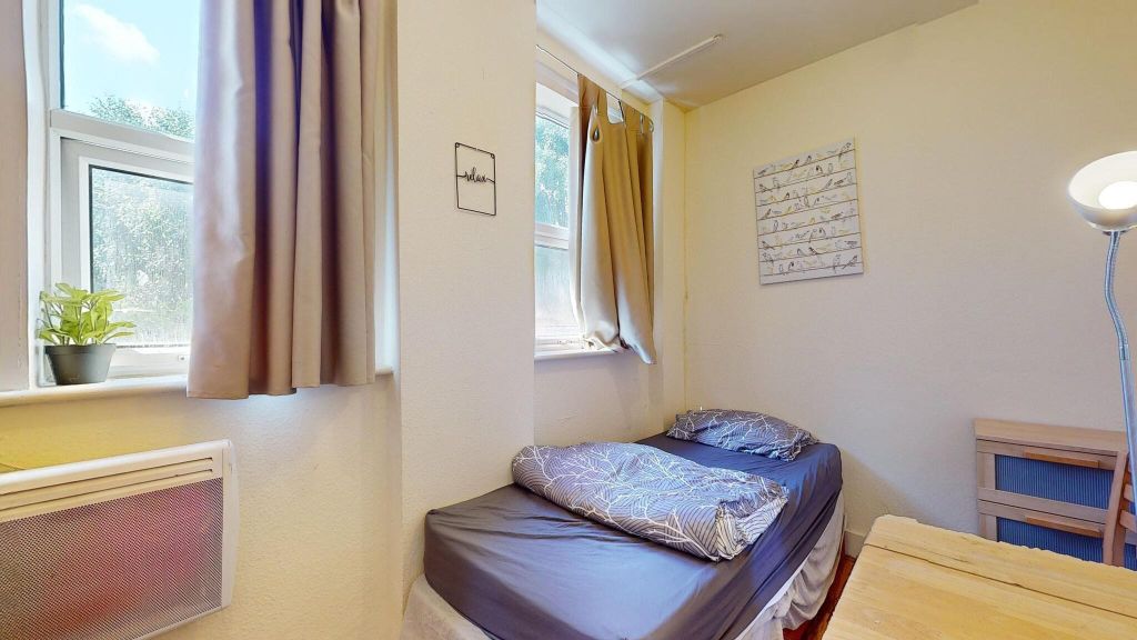 Property photo 1 of 6 Bedroom