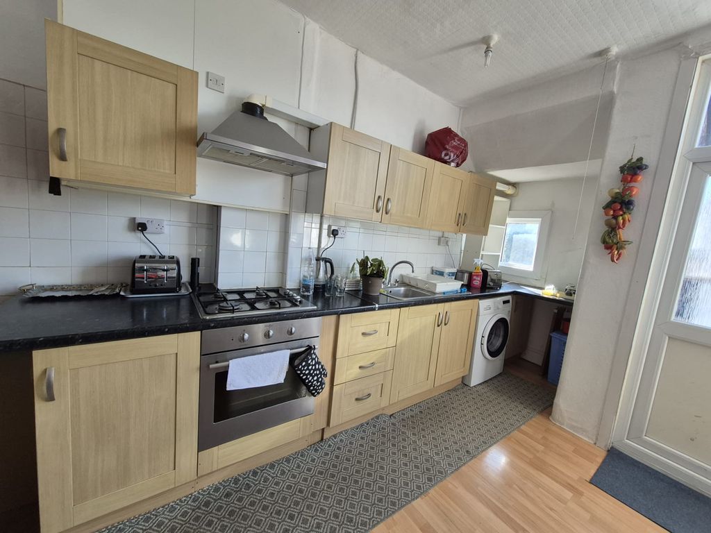 Property photo 2 of 9 Kitchen