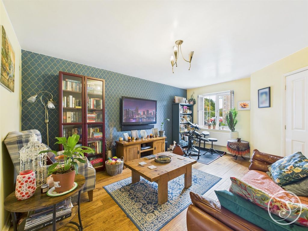 Property photo 2 of 24 Lounge