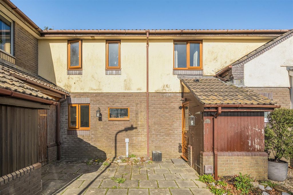 Property photo 1 of 18 Barn Close Front.Jpg