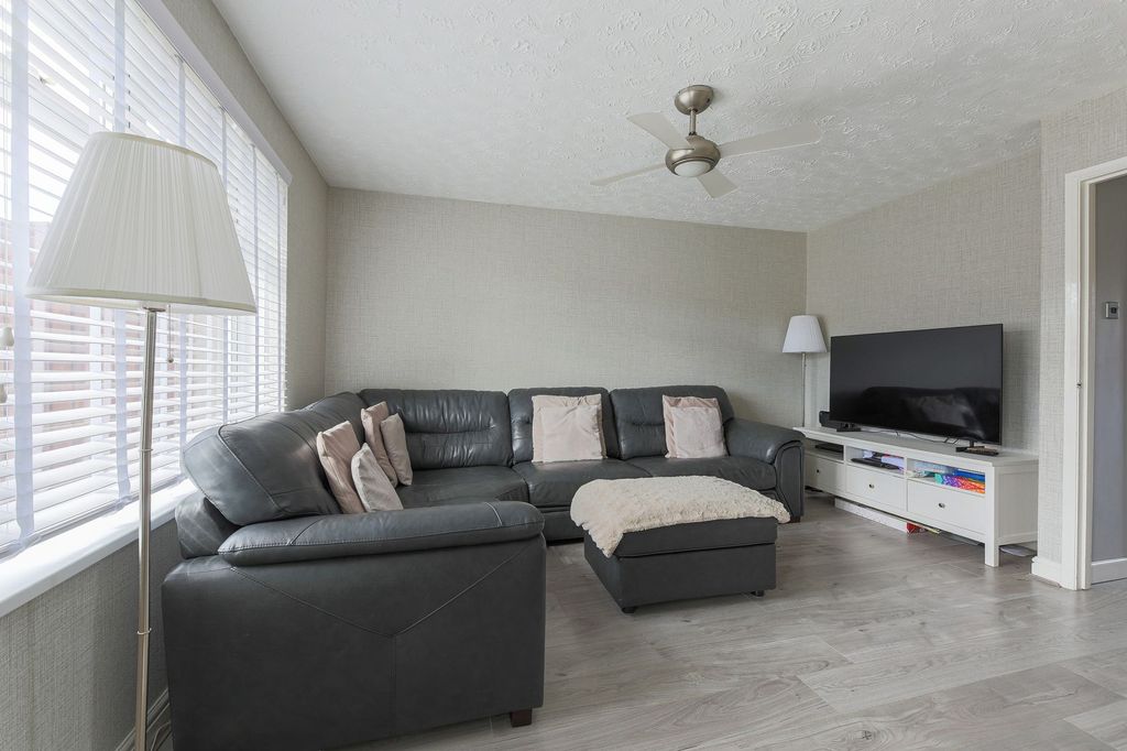 Property photo 2 of 18 Lounge
