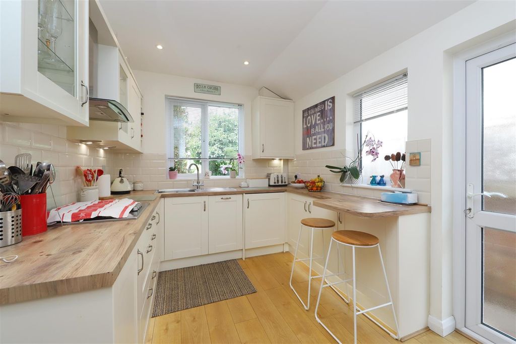Property photo 3 of 17 Kitchen