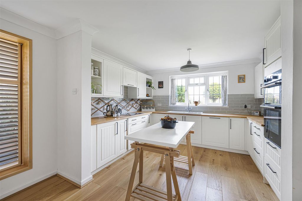 Property photo 3 of 31 Kitchen