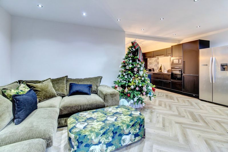 Property photo 3 of 15 Lounge