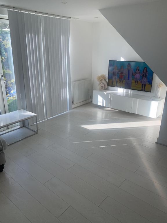 Property photo 3 of 11 Living Room