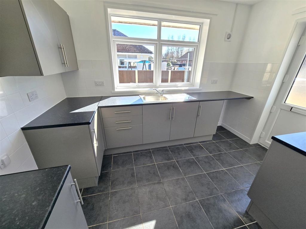 Property photo 3 of 8 Kitchen