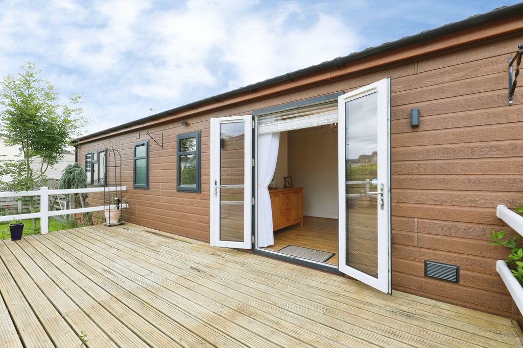 Property photo 3 of 15 Decking