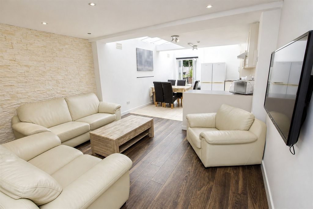 Property photo 1 of 16 Approach