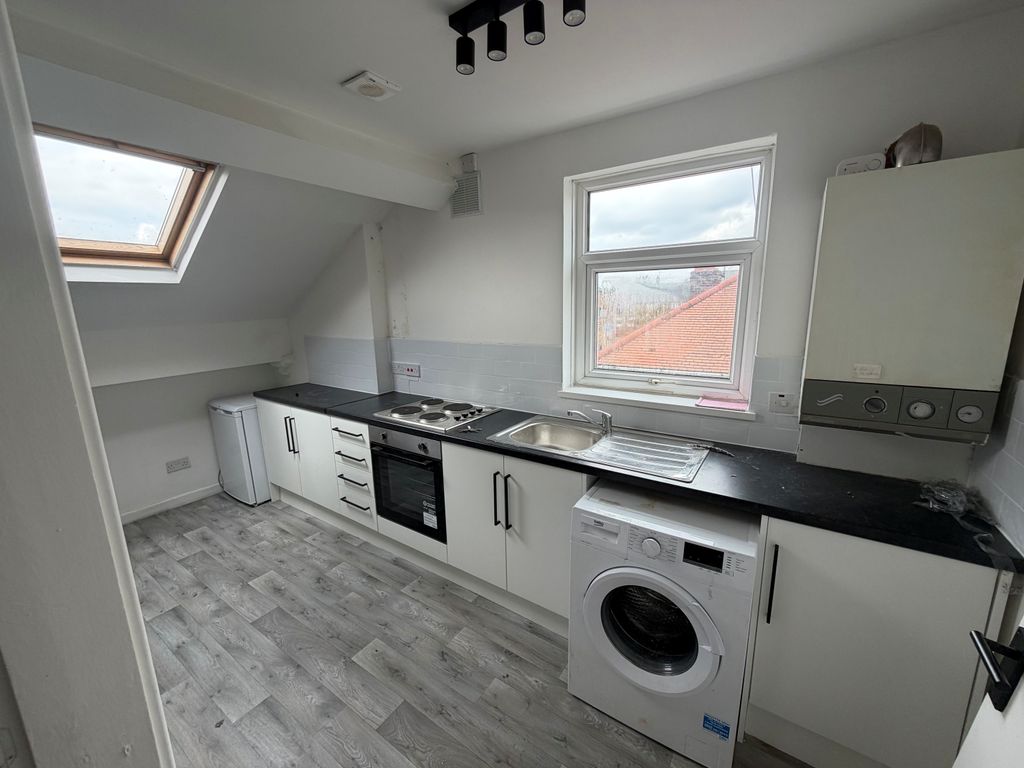 Property photo 2 of 7 Kitchen (1)