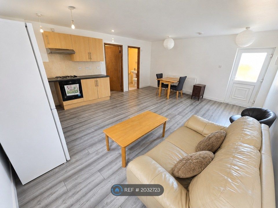 Property photo 1 of 4 Open Plan Living Room & Kitchen (1)