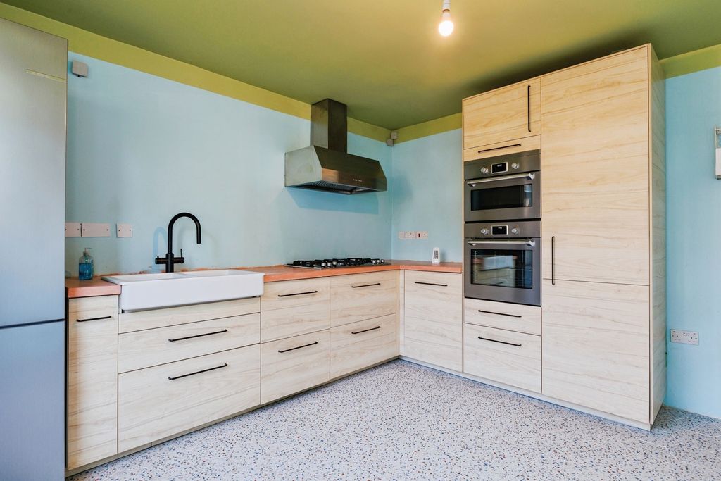 Property photo 3 of 11 Kitchen