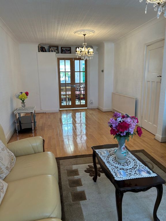 Property photo 3 of 18 Living Room
