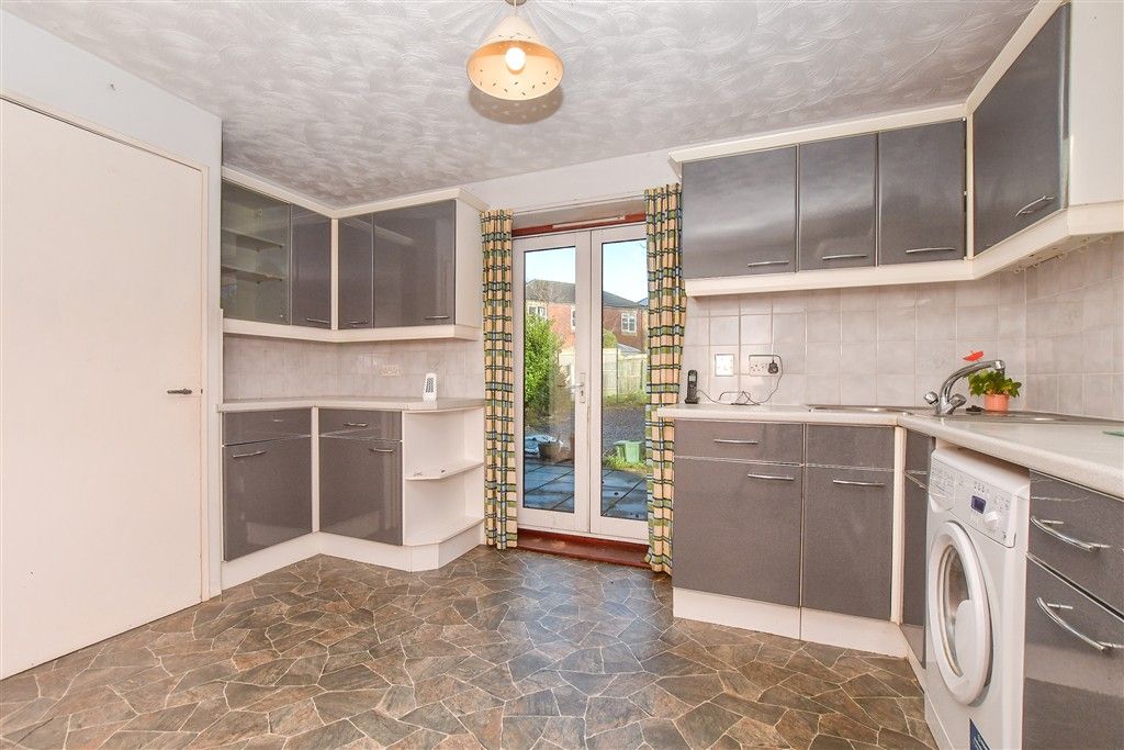 Property photo 3 of 11 Kitchen