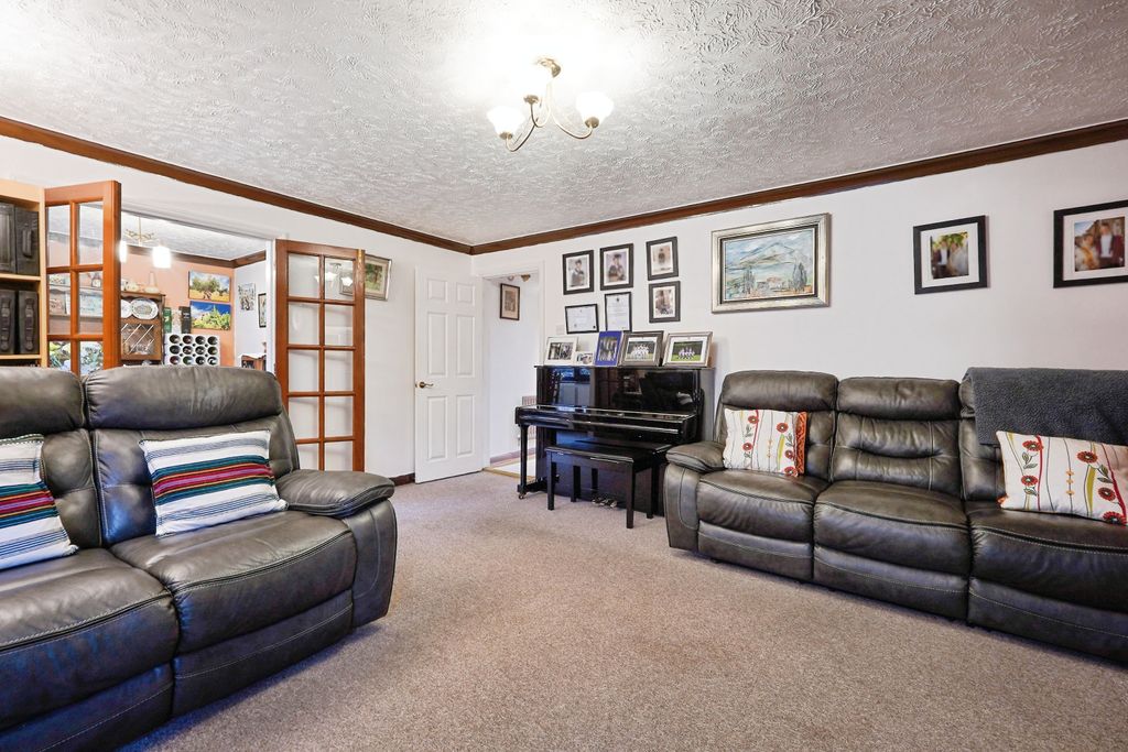 Property photo 3 of 24 Lounge