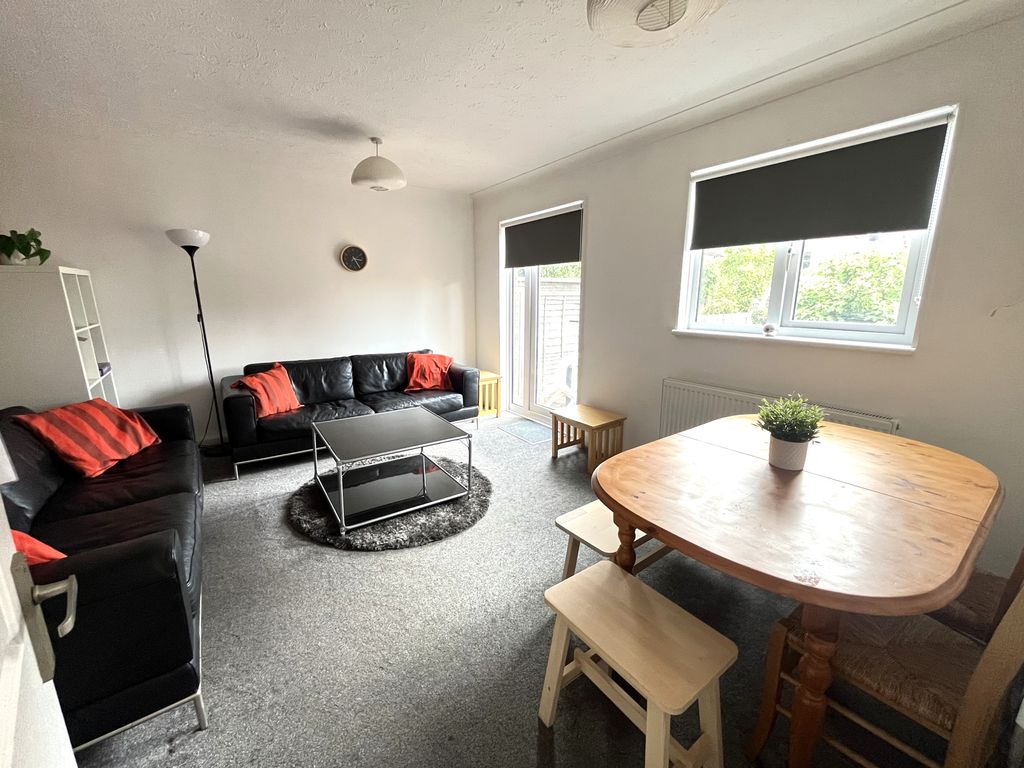 Property photo 3 of 15 Image00012