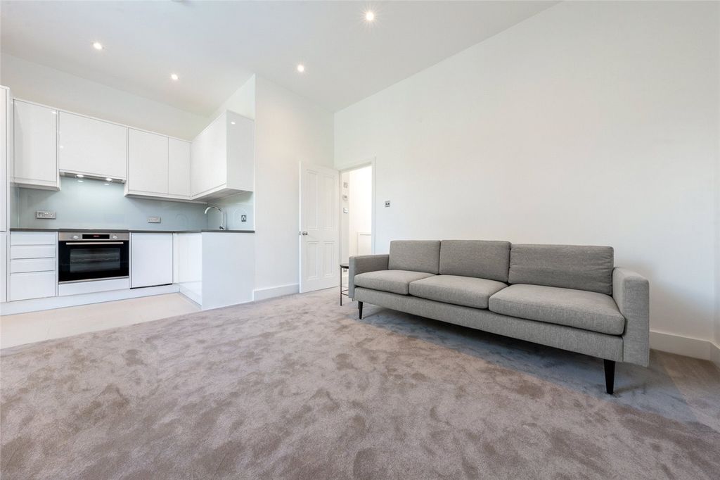 Property photo 3 of 10 Front