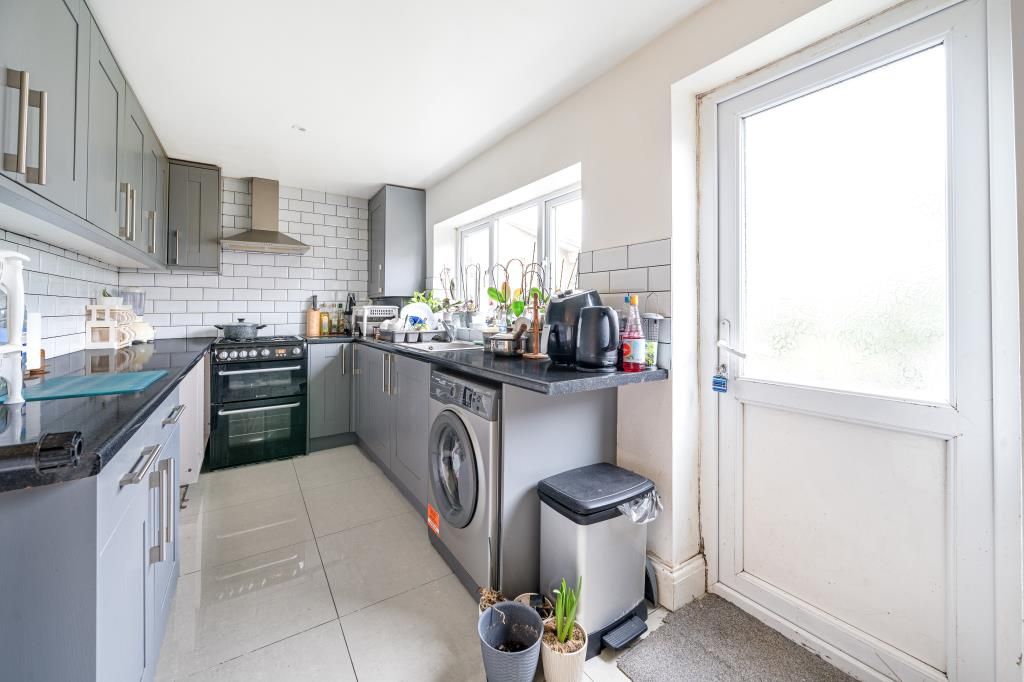 Property photo 3 of 11 Kitchen