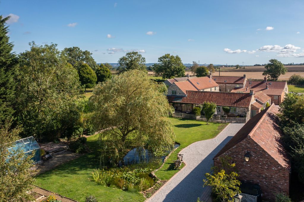Property photo 2 of 25 Westfield Farm