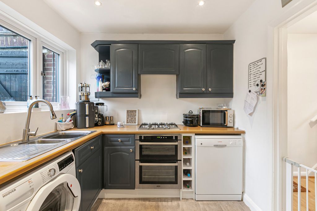 Property photo 3 of 19 Kitchen