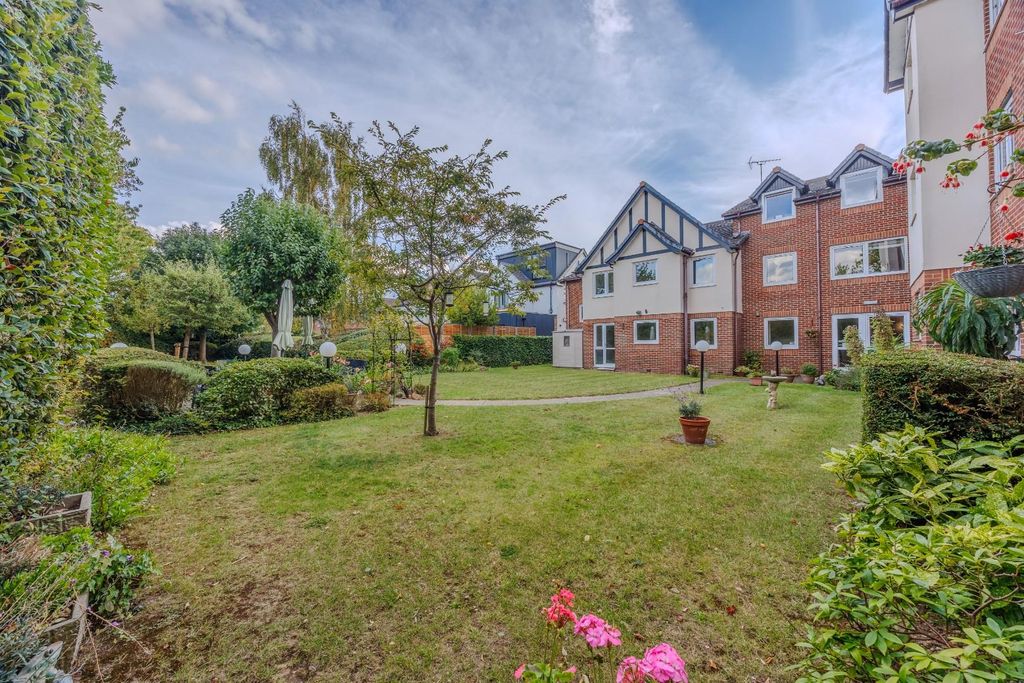 Property photo 3 of 17 Communal Gardens