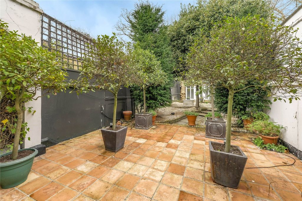 Property photo 3 of 8 Garden