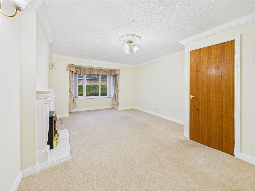 Property photo 3 of 13 Lounge