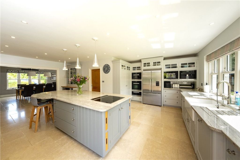 Property photo 3 of 30 Kitchen/Breakfast