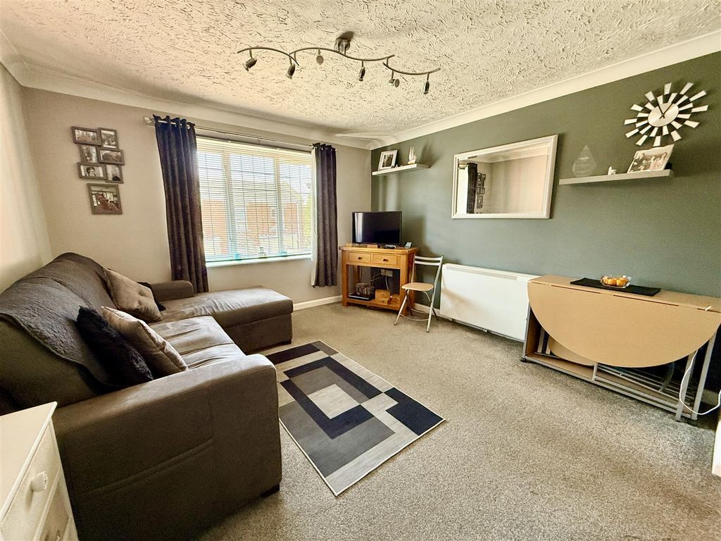 Property photo 1 of 8 Lounge