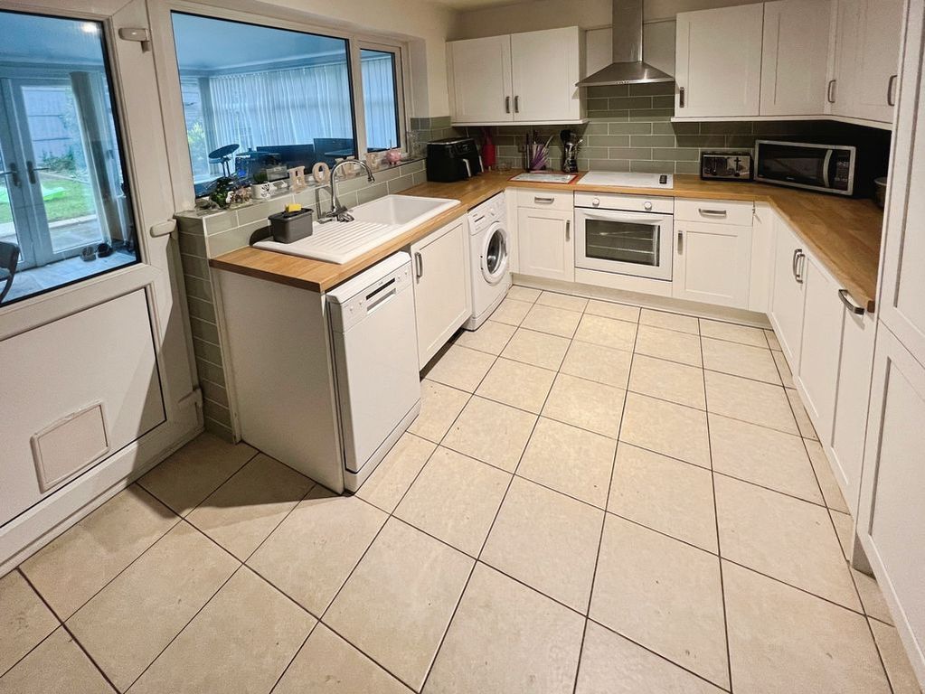 Property photo 3 of 11 Kitchen
